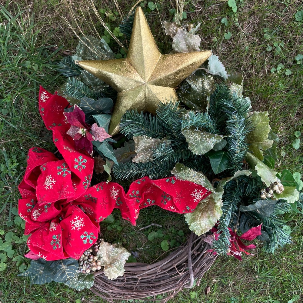 Christmas Wreath Beautiful Hand made Red Velvet poinsettias w/ Star